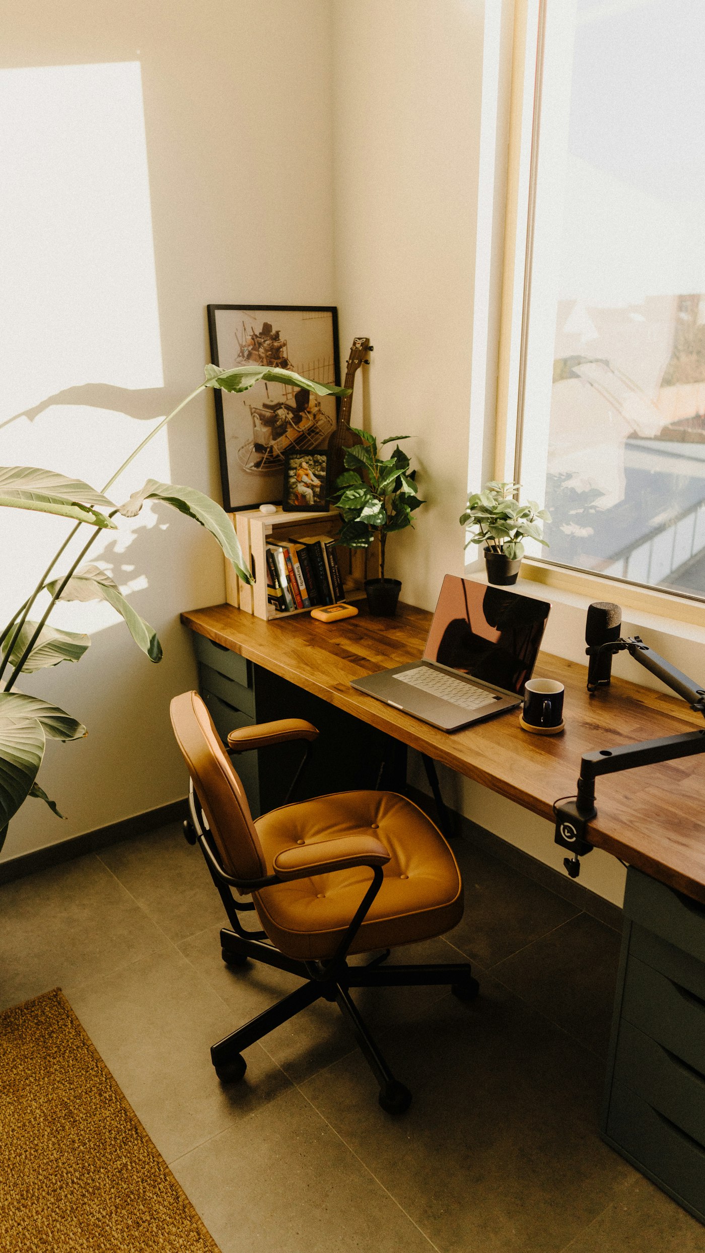 Bureau de travail à distance avec ordinateur portable et plantes
